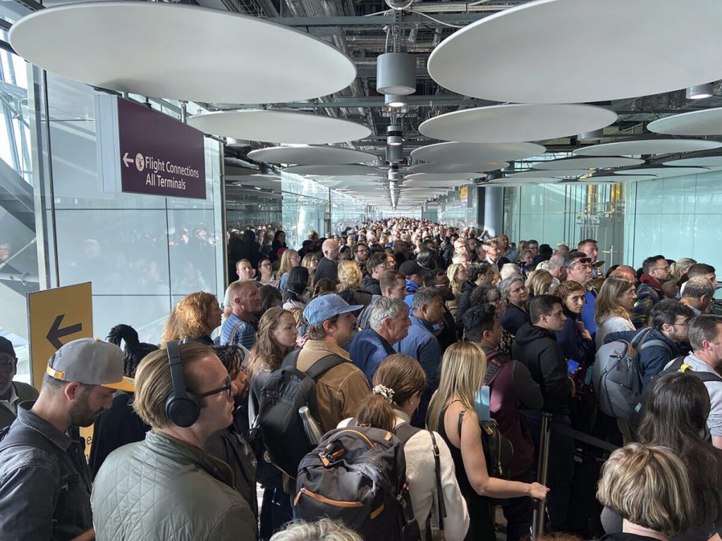 Zeci de pasageri, blocați pe aeroportul din Milano: unii au leșinat