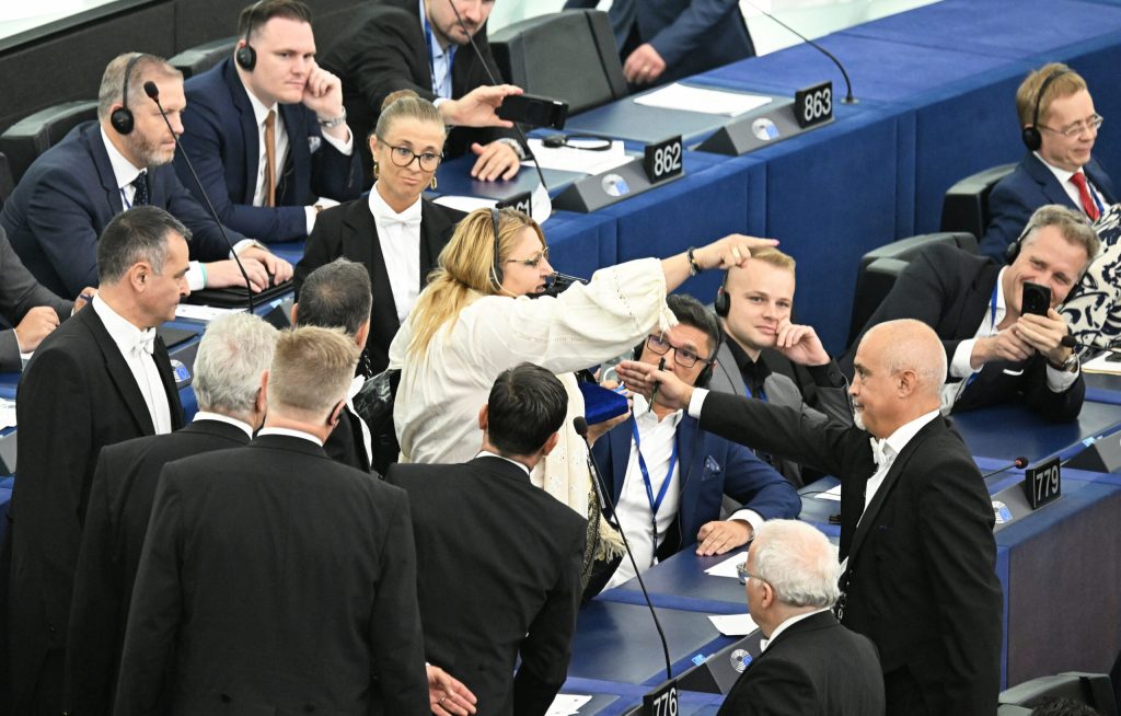 Șoșoacă, la un pas de ridicarea imunității în Parlamentul European