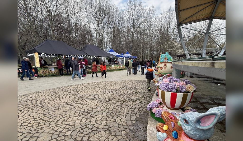 Duminica Floriilor a transformat Parcul IOR din Capitală într-un veritabil târg de sărbătoare gastronomică, unde mirosul preparatelor tradiționale s-a amestecat cu aroma fructelor de mare și a rețetelor reinterpretate