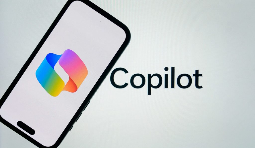 Microsoft reacționează la critici privind avertismentele din termenii de utilizare ale Copilot Compania americană Microsoft a venit cu explicații după criticile apărute pe rețelele de socializare legate de termenii de utilizare ai serviciului Copilot, un asistent bazat pe inteligență artificială destinat utilizatorilor corporate