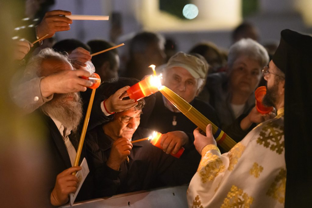 Începe slujba de Înviere la Patriarhie: Mii de credincioși celebrează Paștele