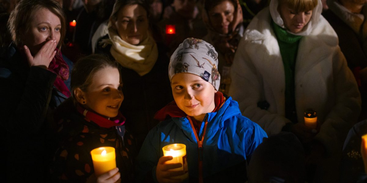 Paște acasă: Trei sferturi din români merg la slujbă și petrec sărbătorile