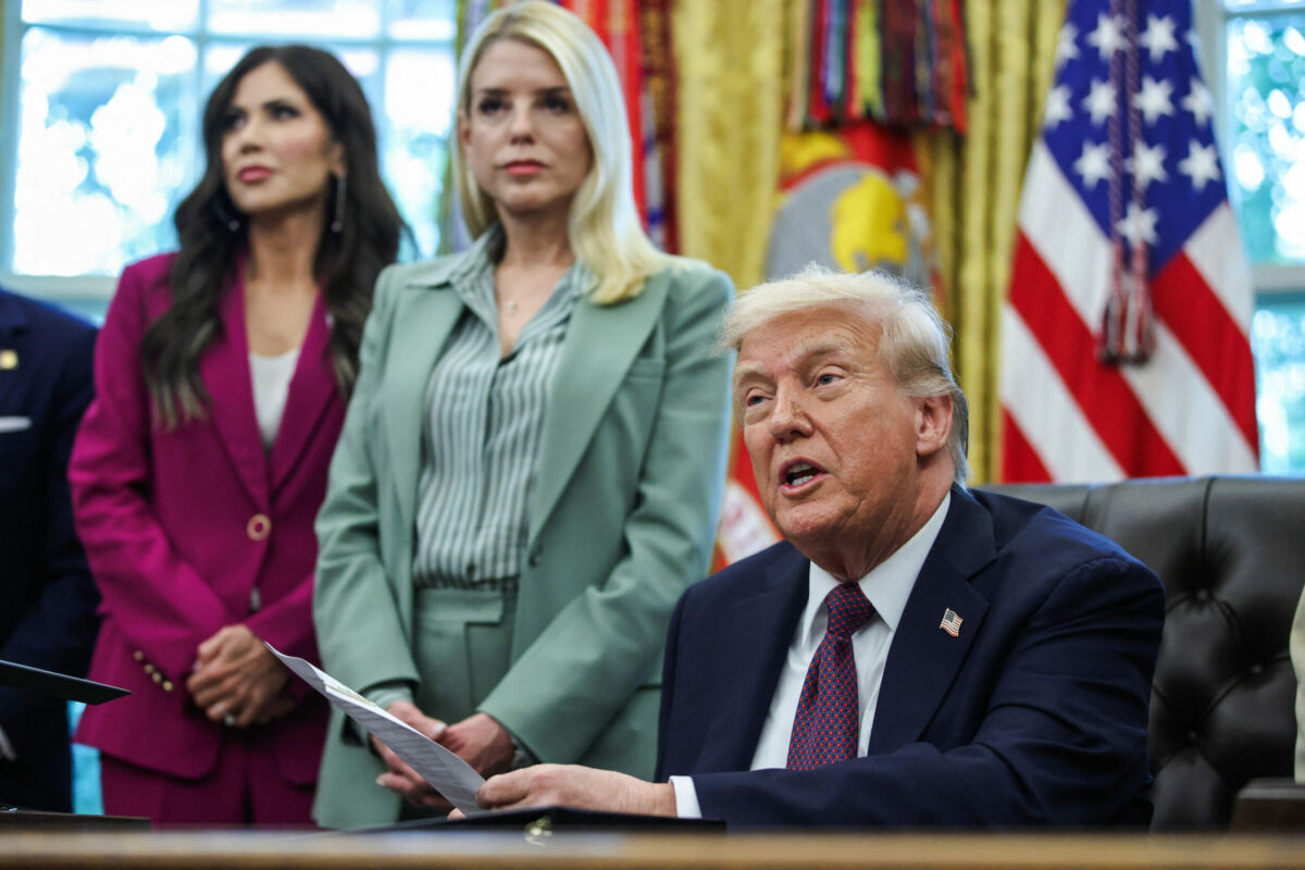 Nu-și ascultă sfătuitorii! Donald Trump, nervos și…improvizează
