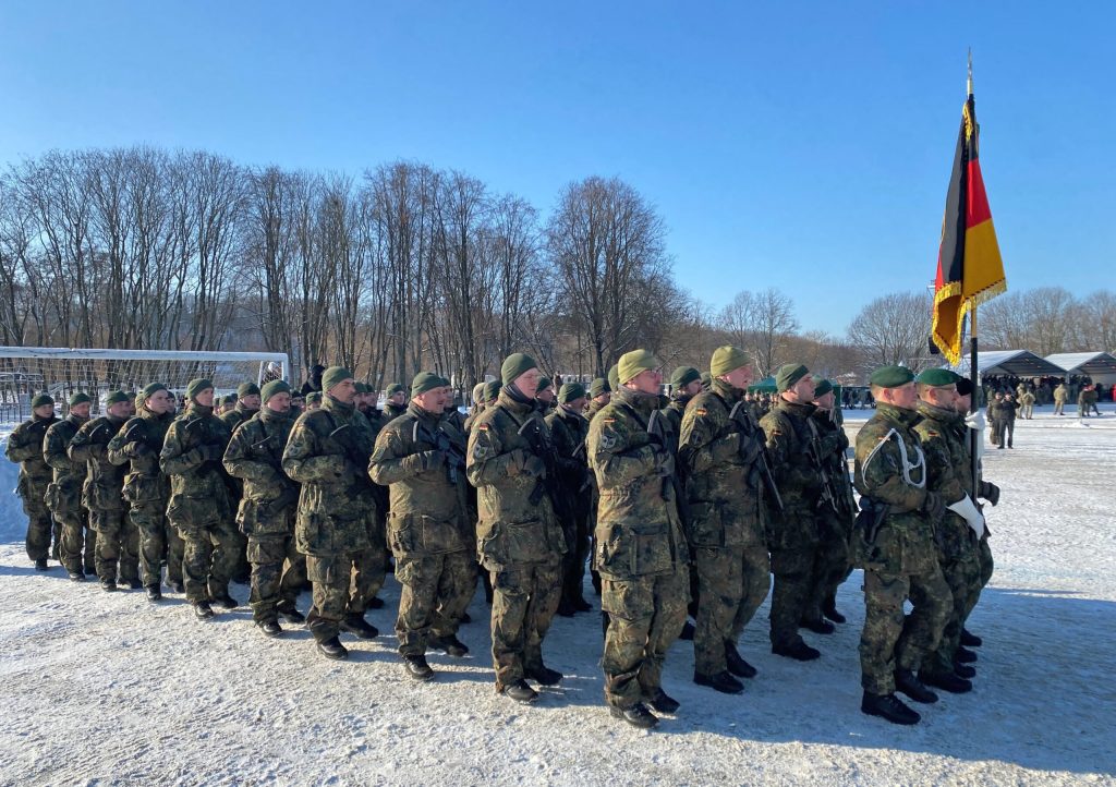 Ministerul german al Apărării prevede clarificări pentru prevederea controversată din legea serviciului militar, privind aprobarea părăsirii țării pentru perioade mai lungi de trei luni de către bărbații cu vârste între 18 și 46 de ani