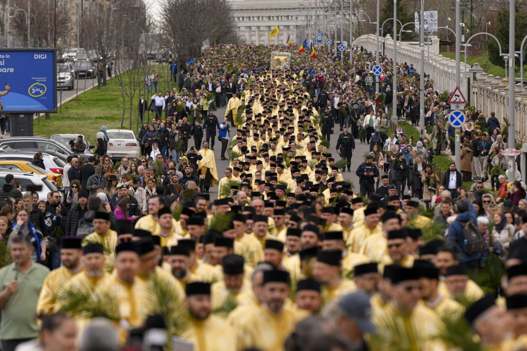 Mii de credincioși au participat sâmbătă la tradiționalul Pelerinaj de Florii din București, organizat de Patriarhia Română și Arhiepiscopia Bucureștilor, în ajunul sărbătorii Intrării lui Iisus Hristos în Ierusalim