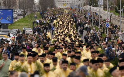 Mii de credincioși au participat sâmbătă la tradiționalul Pelerinaj de Florii din București, organizat de Patriarhia Română și Arhiepiscopia Bucureștilor, în ajunul sărbătorii Intrării lui Iisus Hristos în Ierusalim