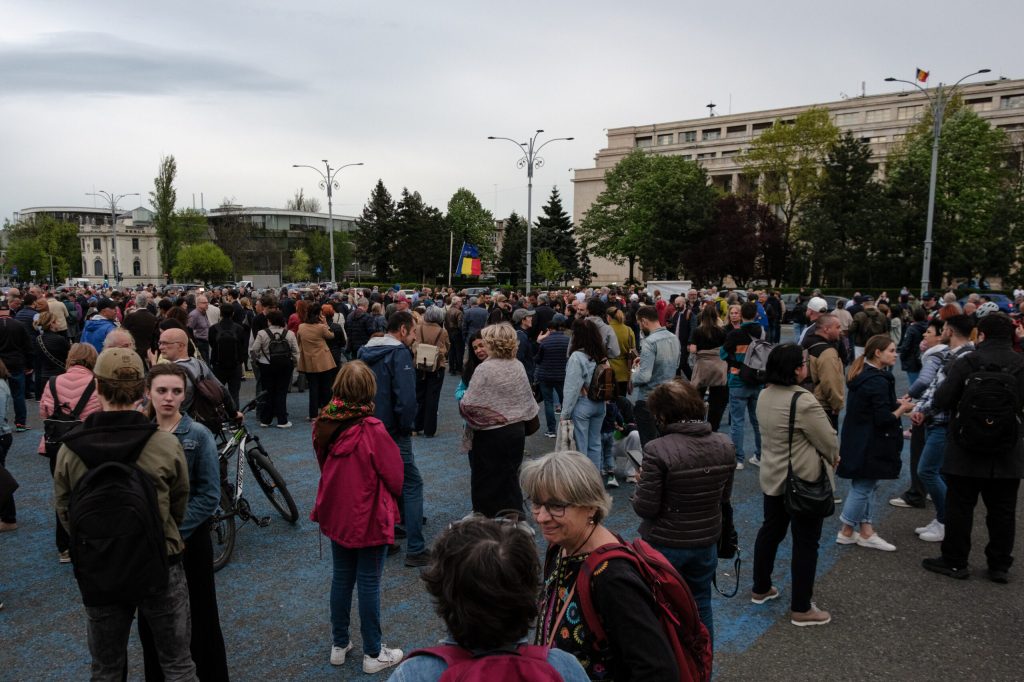 Manifestație în Piața Victoriei: Românii îl susțin pe premierul Ilie Bolojan!