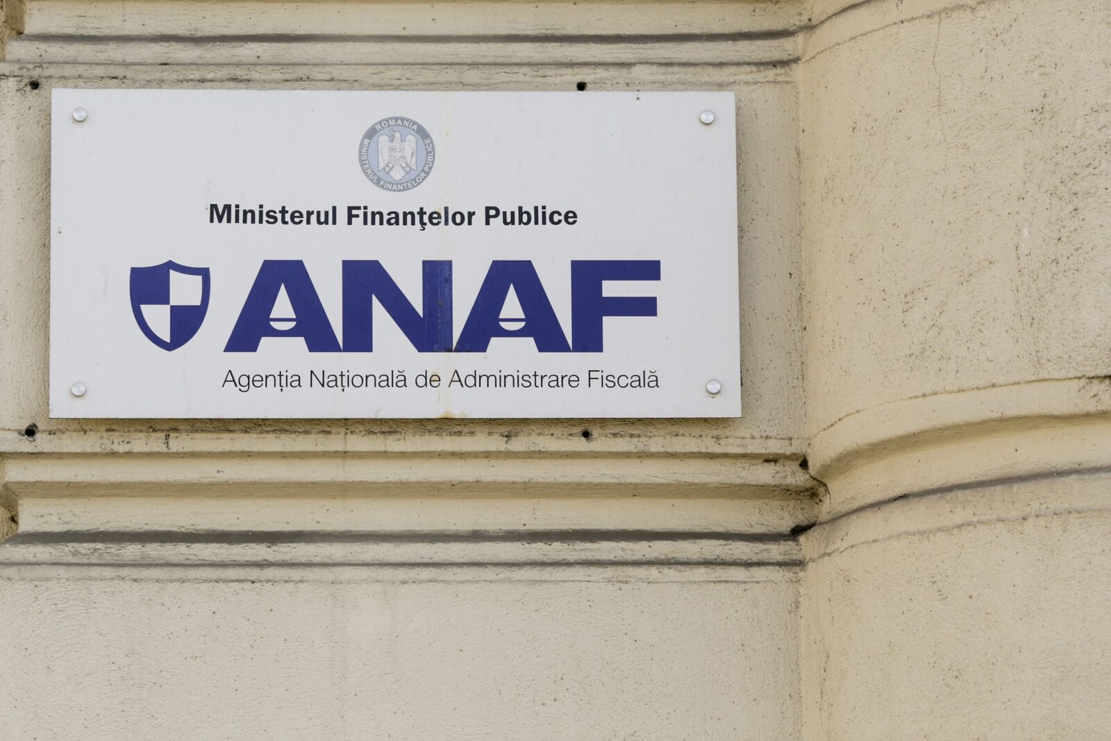 Datorii record: Românii, cu peste 1.200 lei, firmele, peste 5.000 lei