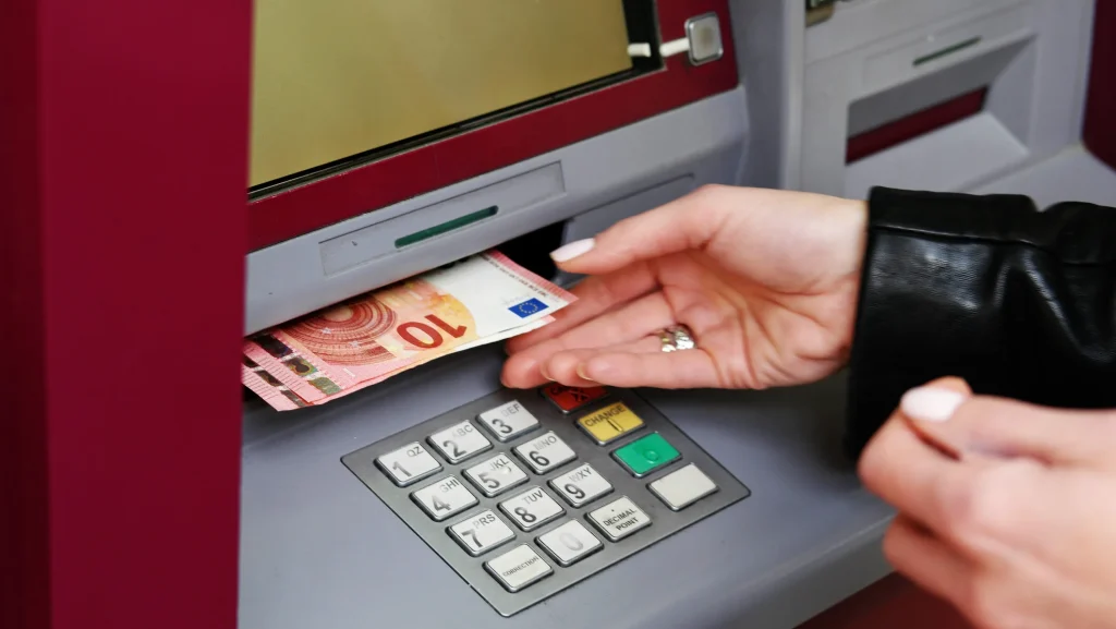 Atenție la BANCOMAT: reguli noi pentru retragerea de numerar în UE