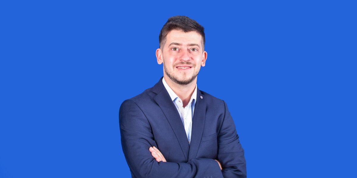 AI nu ia joburi, dar schimbă regulile: 90% din cererile IT devin automate, spune directorul unei companii românești