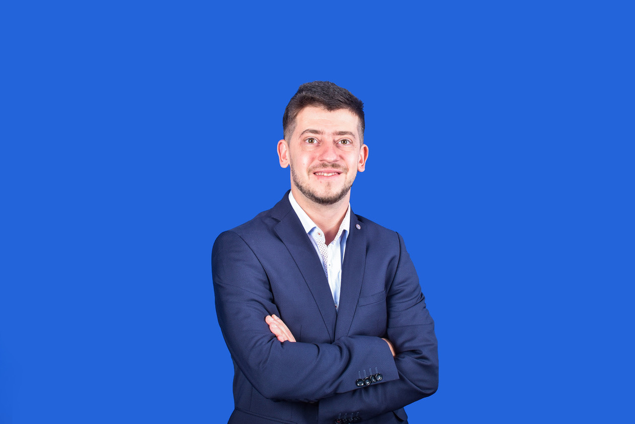 Inteligența artificială preia rapid sarcinile repetitive din companii, modificând modul în care angajații își desfășoară activitatea