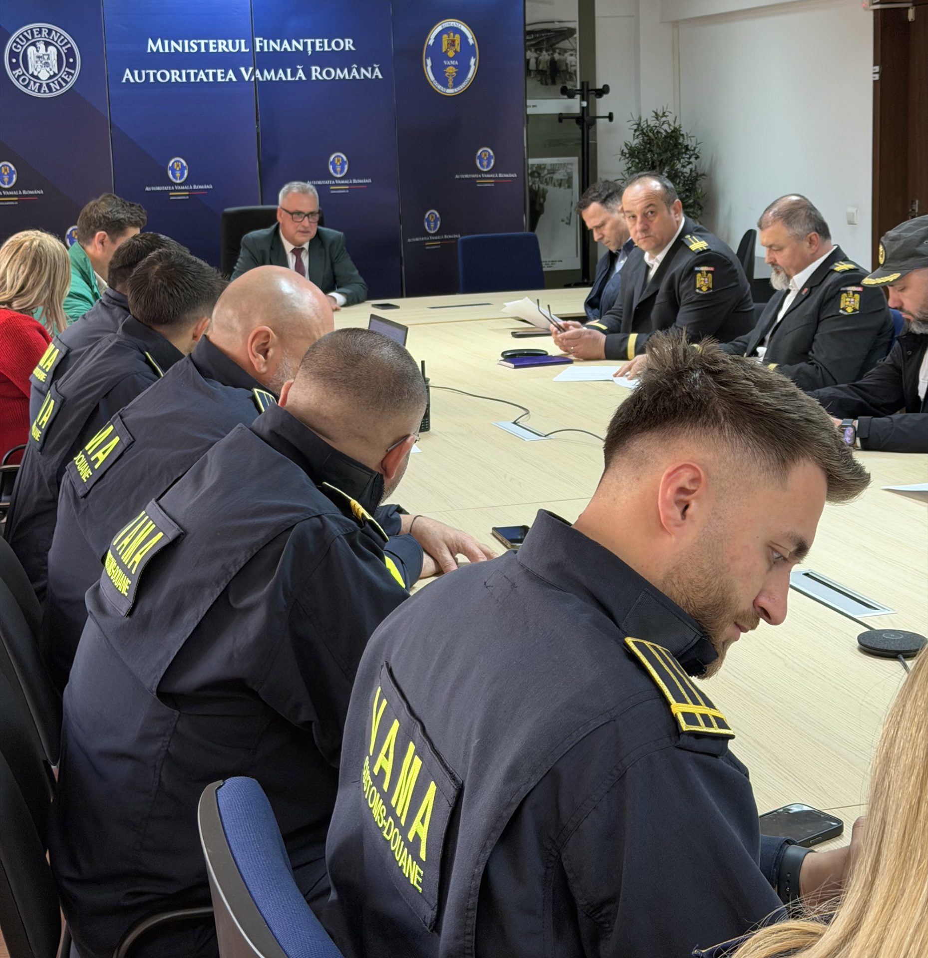 Autoritatea Vamală Română, ANAF și ANSVSA au demarat controale ample la depozite de legume-fructe importate Autoritățile competente din România au inițiat o acțiune de control coordonată, vizând operatorii economici care se ocupă de depozitarea și comercializarea produselor alimentare perisabile, în special legume și fructe, provenite din import