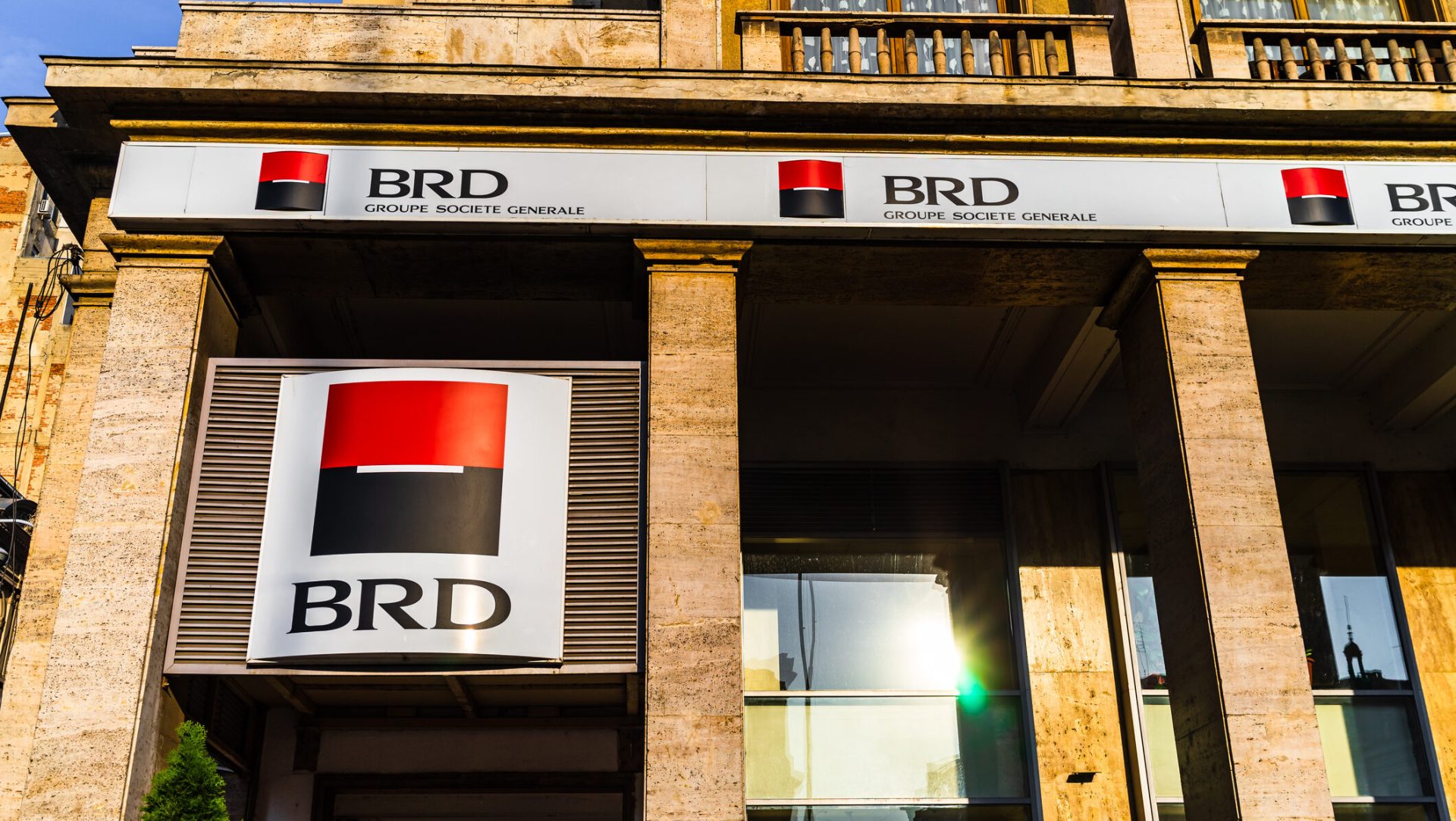 BRD Groupe Société Générale simplifică accesul la servicii bancare cu ajutorul cărții electronice de identitate BRD Groupe Société Générale face un pas important în digitalizare, prin introducerea cărții electronice de identitate (CEI) în procesul de identificare la distanță