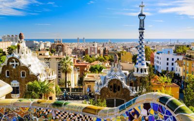 Barcelona își majorează taxa turistică începând cu 1 aprilie 2026, declanșând reacții mixte din partea sectorului turistic și a vizitatorilor