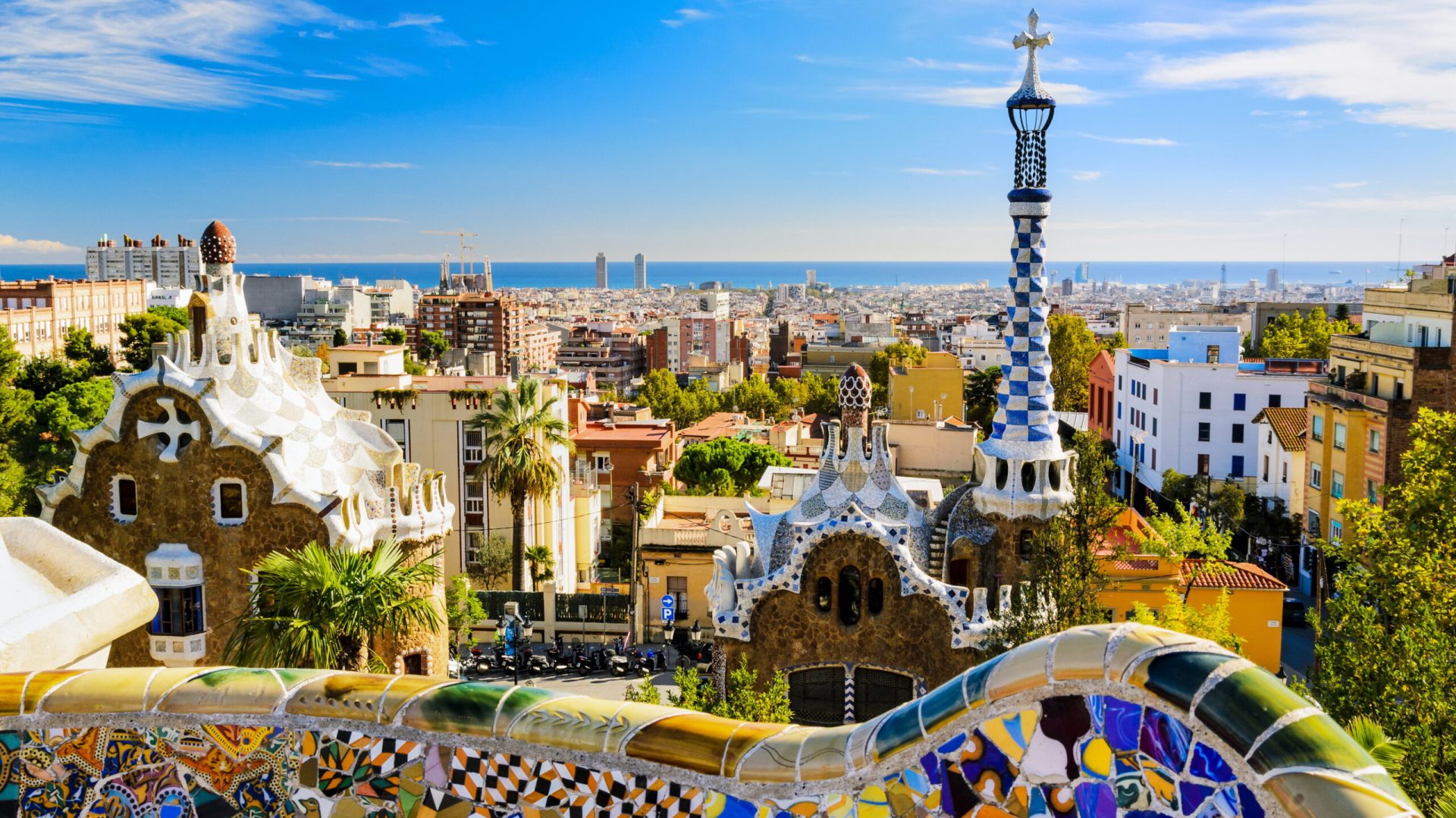 Barcelona își majorează taxa turistică începând cu 1 aprilie 2026, declanșând reacții mixte din partea sectorului turistic și a vizitatorilor