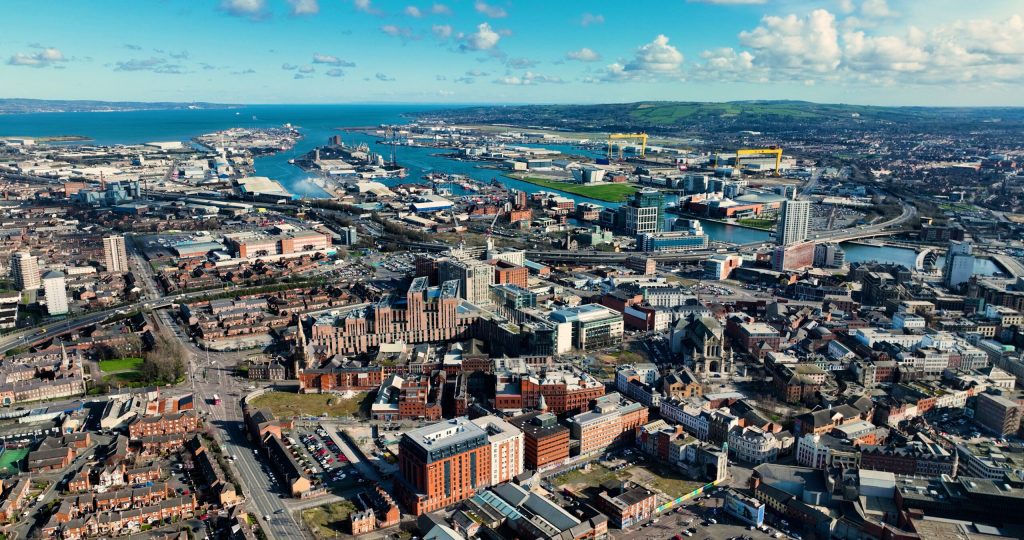 Inul renaste la Belfast: De la industrie la modă și noua identitate culturală
