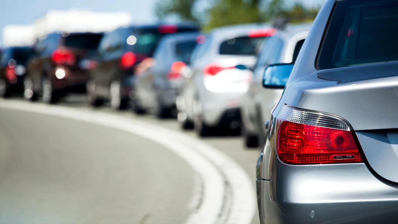 Restricții rutiere pentru camioane în perioada Paștelui 2026 CNAIR a anunțat restricții de circulație pentru autovehiculele de transport marfă cu masa totală maximă autorizată mai mare de 7,5 tone, în perioada minivacanței de Paște din 2026