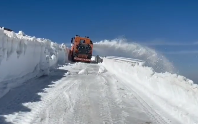 Aprilie cu ninsoare: Drumarii deszăpezesc, șoferii, atenție! Unde-i iarna?