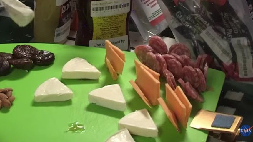 Echipajul navei spațiale Artemis II va fi alimentat cu o nutriție meticulos planificată, fiind pregătit pentru o misiune în jurul Lunii fără posibilitatea de reaprovizionare în timpul călătoriei