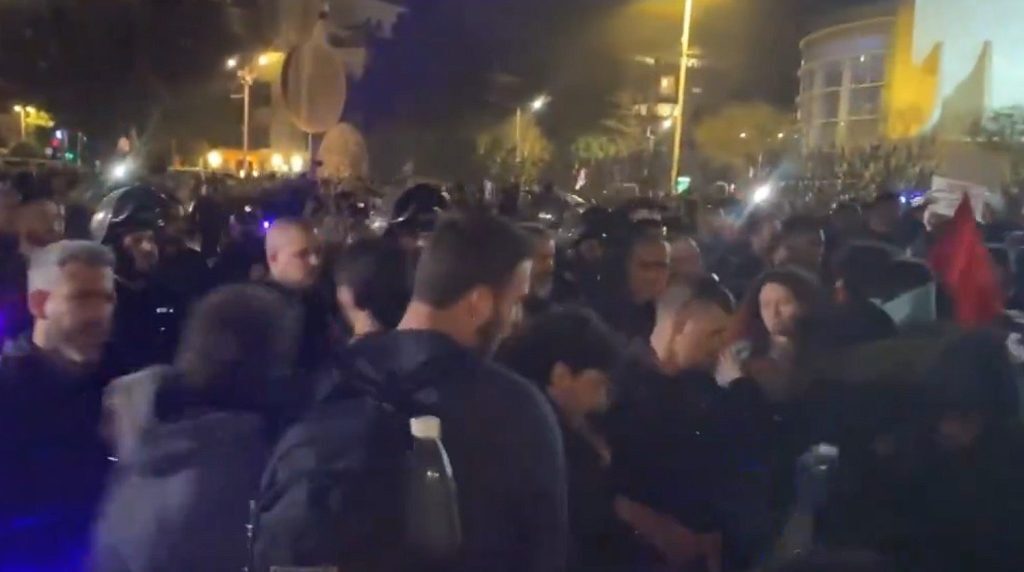 Peste o mie de persoane au ieșit în stradă la Tel Aviv, sâmbătă seara, pentru a protesta față de războiul dus de Israel în Iran, manifestanții exprimându-și nemulțumirea față de acțiunile militare și de impactul lor asupra populației civile