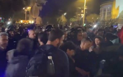 Peste o mie de persoane au ieșit în stradă la Tel Aviv, sâmbătă seara, pentru a protesta față de războiul dus de Israel în Iran, manifestanții exprimându-și nemulțumirea față de acțiunile militare și de impactul lor asupra populației civile