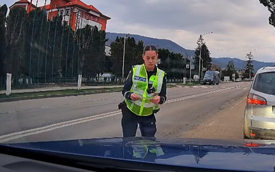 Polițistă din Târgu Ocna, acuzată: A amendat șoferul la verde