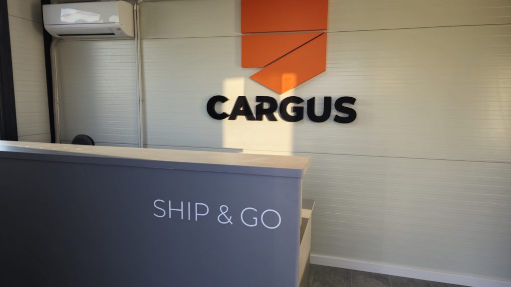 Firma românească de curierat Cargus, preluată recent de Sameday, devine parte a unui nou parteneriat cu lanțul de magazine FROO Cargus, unul dintre cei mai cunoscuți operatori de curierat din România, a anunțat recent o extindere semnificativă a serviciilor sale printr-un parteneriat cu lanțul de magazine FROO, dezvoltat de grupul polonez Żabka