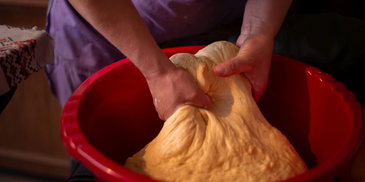 Cât timp dospim aluatul de cozonac? Secretul unui dulce pufos, cu fâșii