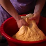 Cât timp dospim aluatul de cozonac? Secretul unui dulce pufos, cu fâșii