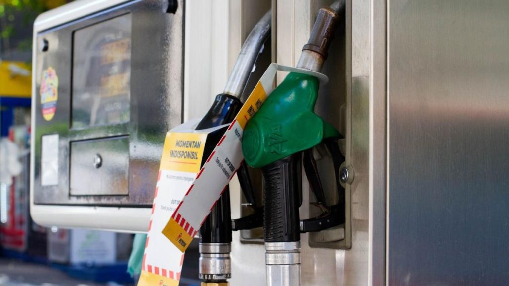 Prețurile carburanților vor rămâne ridicate, avertizează ministrul Energiei Prețurile la carburanți vor continua să fie mari, chiar dacă au fost luate măsuri pentru a limita creșterile, a declarat ministrul Energiei