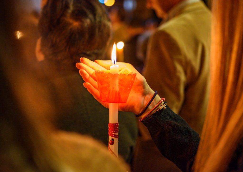 Lumanarea de la Înviere: Când o mai poți aprinde și ce nu știai să faci cu ea