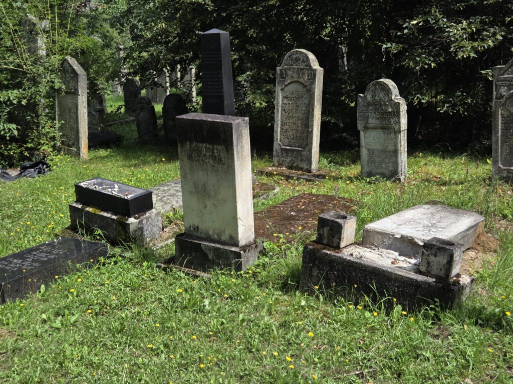 Vandalism la Reghin: Un parlamentar din Israel cere explicații