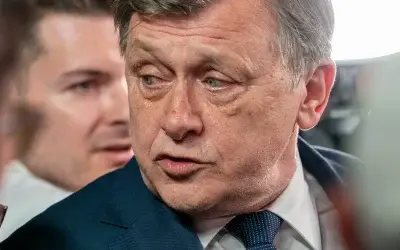 Analiza lui Crin Antonescu: România, între polarizare și transformări politice Crin ANTONESCU, fost președinte al Senatului, a prezentat o analiză aprofundată a peisajului politic și mediatic din România
