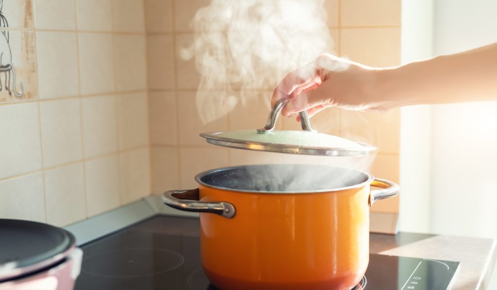 Ai mâncare gătită și miroase aiurea? Trucul genial pentru aer curat în casă