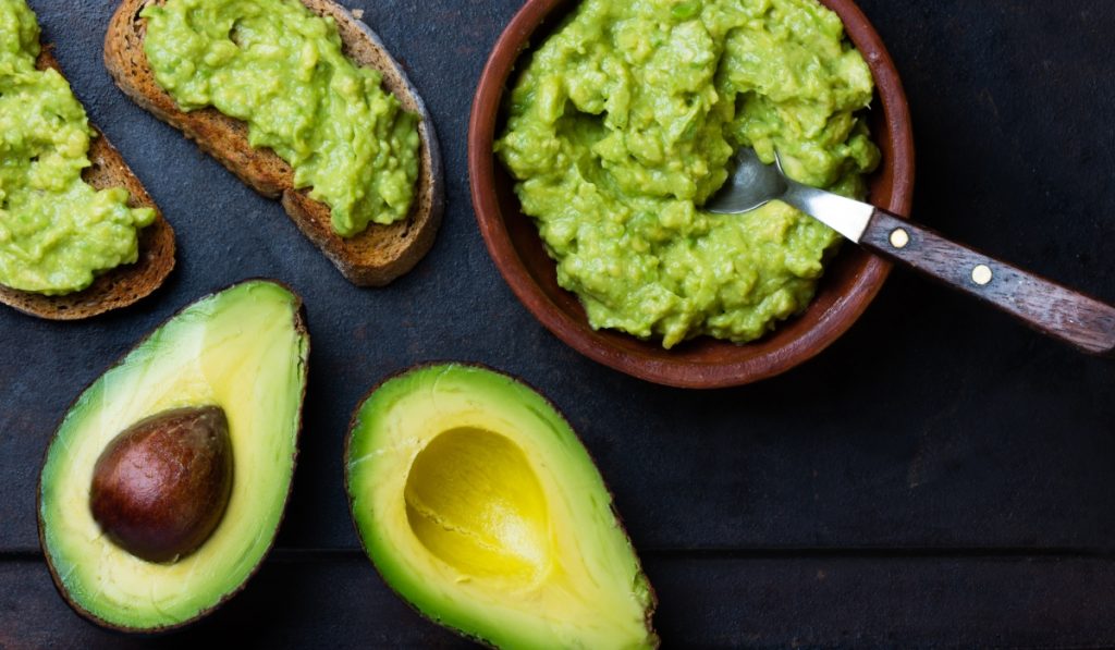 Cum transformi un avocado tare într-unul moale în doar cinci minute? Ai găsit un avocado ideal pentru o salată sau guacamole, dar este încă tare? Soluția rapidă pentru a-l coace într-un mod eficient și sigur este folosirea unei tehnici simple cu folie de aluminiu și apă fierbinte