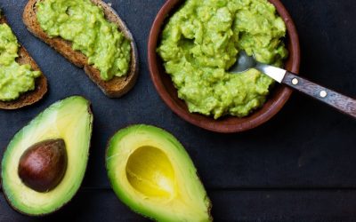 Cum transformi un avocado tare într-unul moale în doar cinci minute? Ai găsit un avocado ideal pentru o salată sau guacamole, dar este încă tare? Soluția rapidă pentru a-l coace într-un mod eficient și sigur este folosirea unei tehnici simple cu folie de aluminiu și apă fierbinte