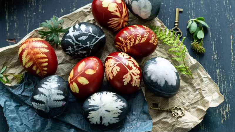Vopsirea ouălor de Paște poate fi realizată natural, folosind ingrediente simple care oferă culori variate și rezultate impresionante