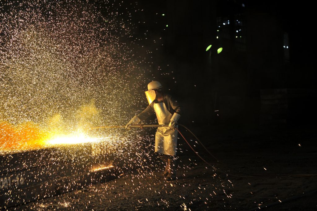 UE dublează taxele pe oțel, protejând industria de importurile chineze