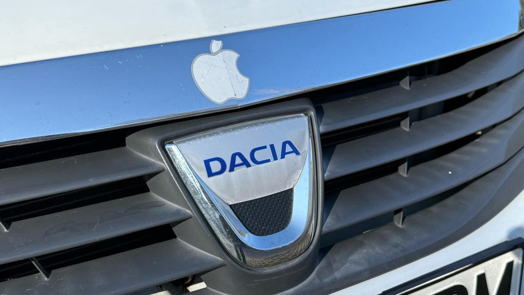 Două uzine, o miză uriașă pentru economia României În 2025, industria auto românească a reușit să mențină un nivel solid de productie, chiar dacă volumul total a înregistrat o ușoară scădere față de anul precedent