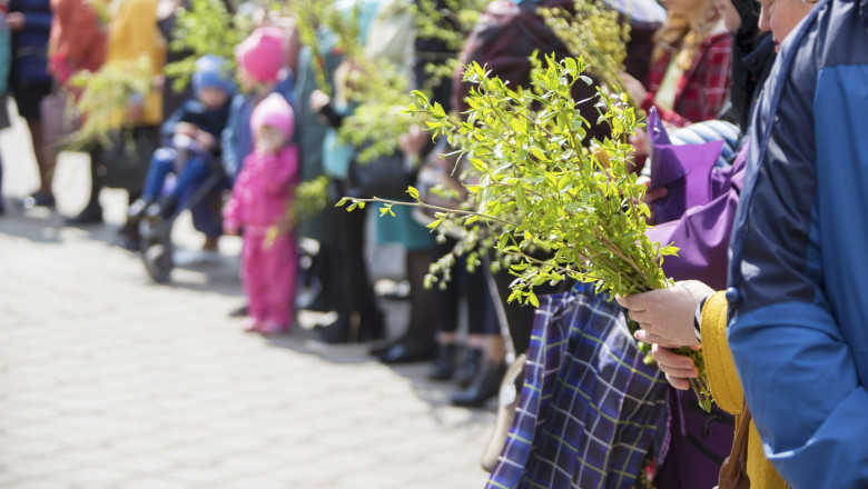 De sărbătoarea Floriilor, în România, tradiția purtării ramurilor de salcie sfințite reprezintă o legătură vie între trecutul biblic și prezent, păstrată și adaptată de-a lungul secolelor