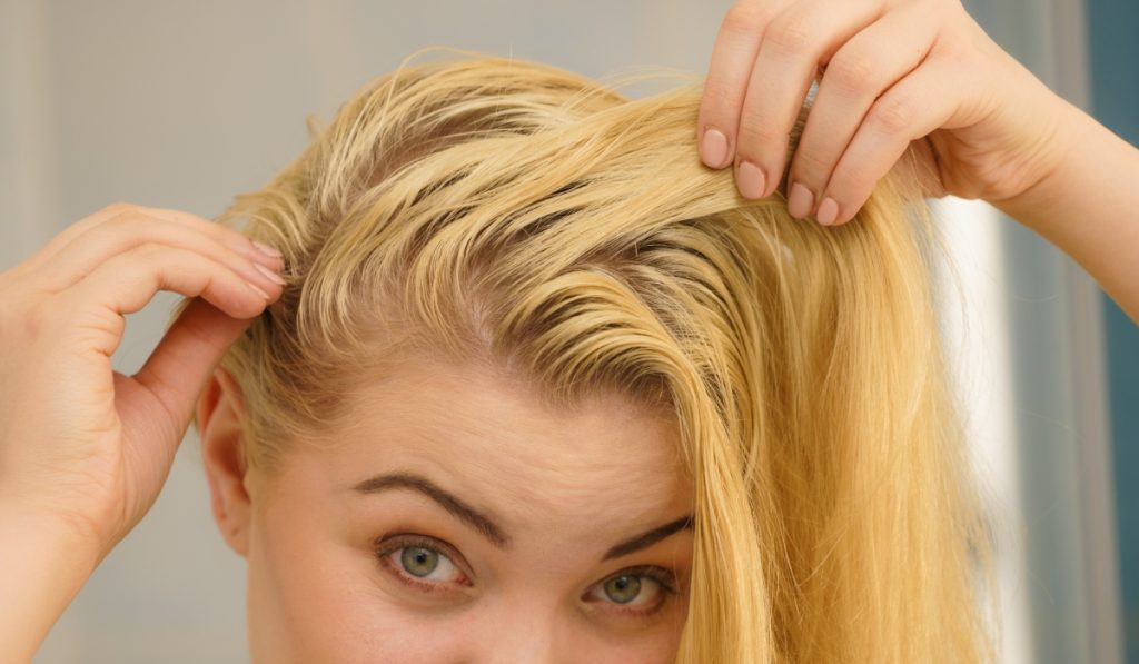 De ce ți se îngrașă părul rapid? Greșelile banale pe care le faci