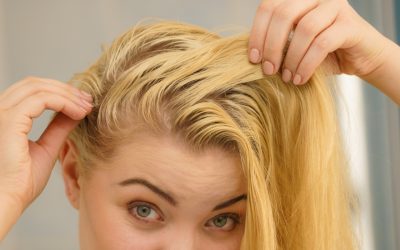 De ce ți se îngrașă părul rapid? Greșelile banale pe care le faci