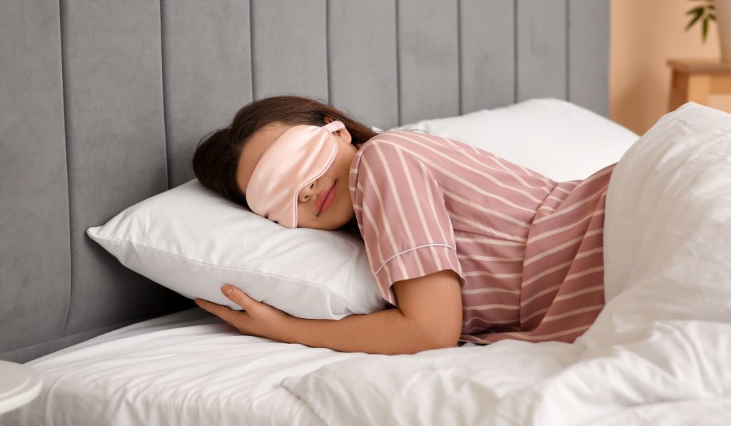 Dormitul fără lenjerie intimă devine un subiect din ce în ce mai discutat, iar răspunsul de cele mai multe ori depinde de preferințele fiecărei persoane, dar și de câțiva factori legati de sănătate și igienă