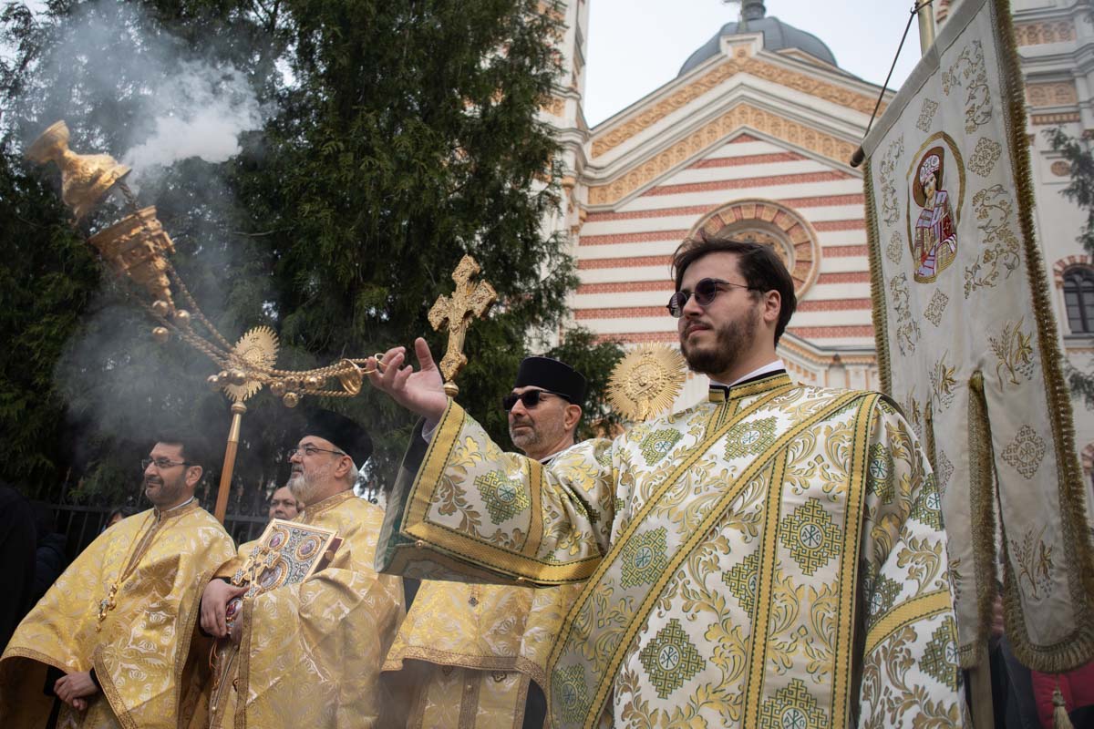 Credincioșii ortodocși și greco-catolici sărbătoresc duminică Floriile, marcând intrarea lui Iisus Hristos în Ierusalim, eveniment descris ca fiind un moment crucial în viața Sa pământească, conform tradiției religioase