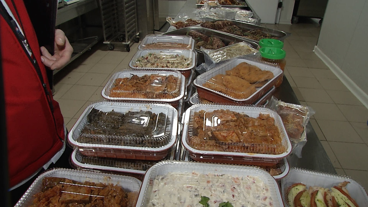 Cea de-a doua zi de Paște se apropie cu pași repezi, iar pentru mulți români, agitația pregătirilor culinare a fost înlocuită de comoditatea comenzilor