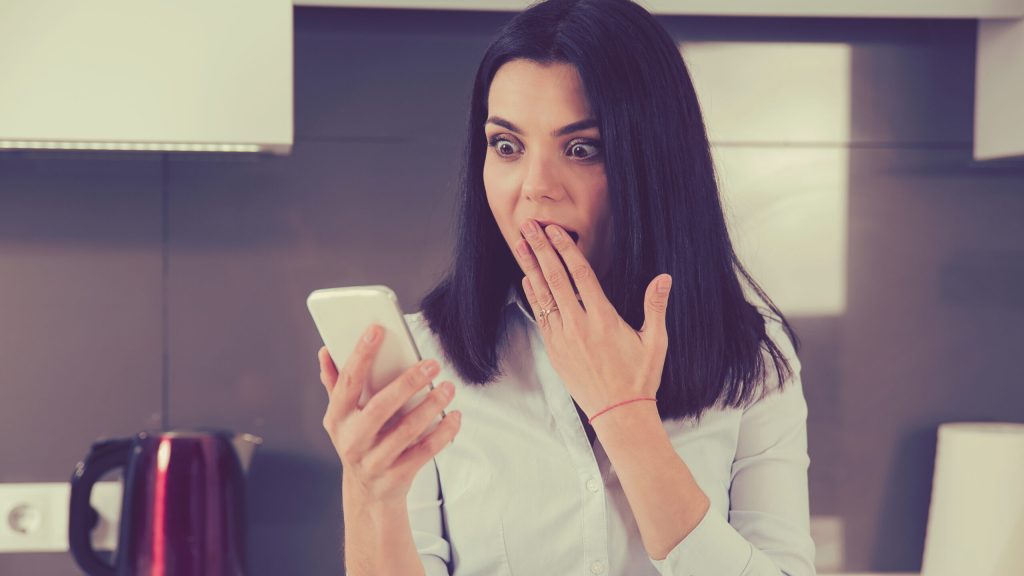 Atenție, români! Ce informații din telefon vă pot goli conturile