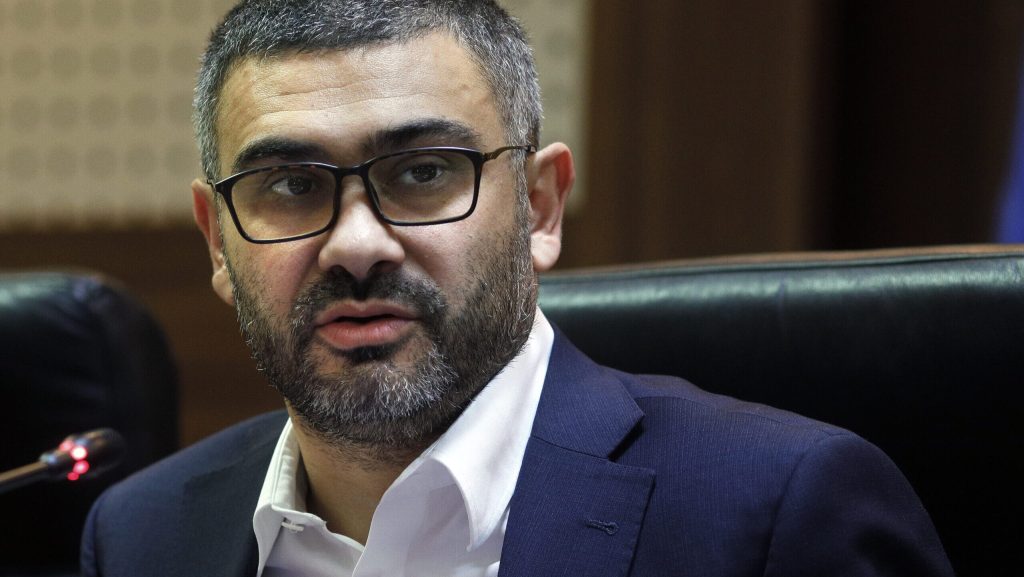 Risc de criză socială: 7.000 de firme, închise. Manole: Sărăcia crește