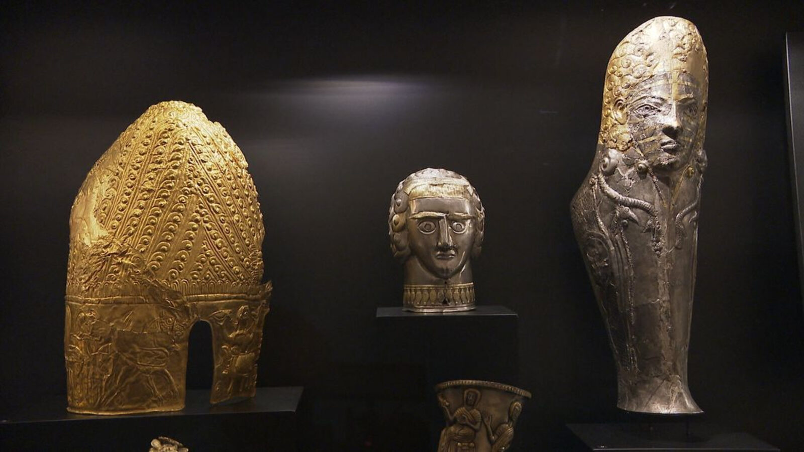 Hoții de la Muzeul Drents, interesați și de coiful de Cucuteni-Băiceni?