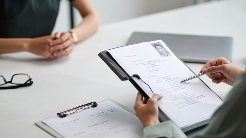 Cerere de job, explozie de +24%: Tineri cu ochii pe piața muncii din România