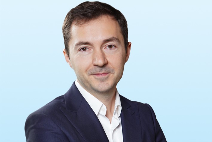 Numărul persoanelor care dețin propriile locuințe în orașe a scăzut semnificativ în ultimul an, ajungând la 70,5% în 2026, față de 73% în anul precedent, conform unui sondaj realizat de Unlock Market Research pentru COLLIERS